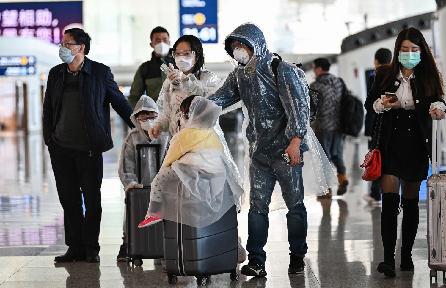 އެޕްރީލް 8، 2020: ވޫހާން - ދެމަހަށް ފަހު ވޫހާން ހުޅުވާލުމުން އެ ސިޓީގެ ޓިއަންހޭ އެއާޕޯޓަށް ބަޔަކު ދަނީ. --ފޮޓޯ:އޭއެފްޕީ