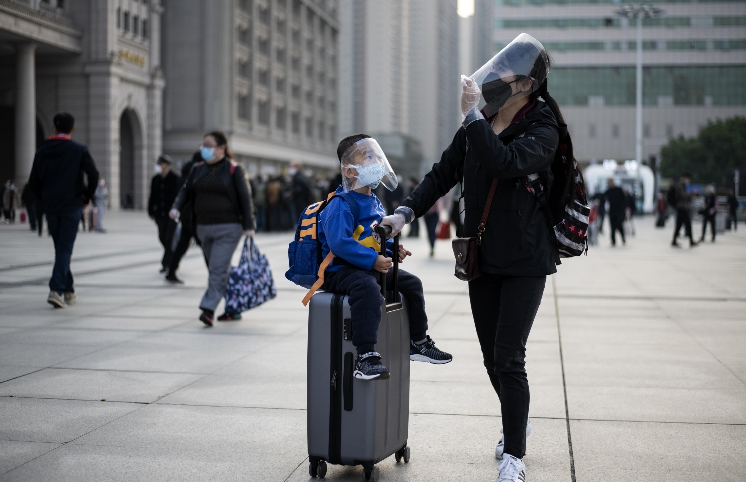 އެޕްރީލް 8، 2020: ވޫހާން - ދެމަހަށް ފަހު ވޫހާން ހުޅުވާލުމުން އެ ސިޓީގެ ރޭލް ސްޓޭޝަނަށް ބަޔަކު ދަނީ. --ފޮޓޯ:އޭއެފްޕީ