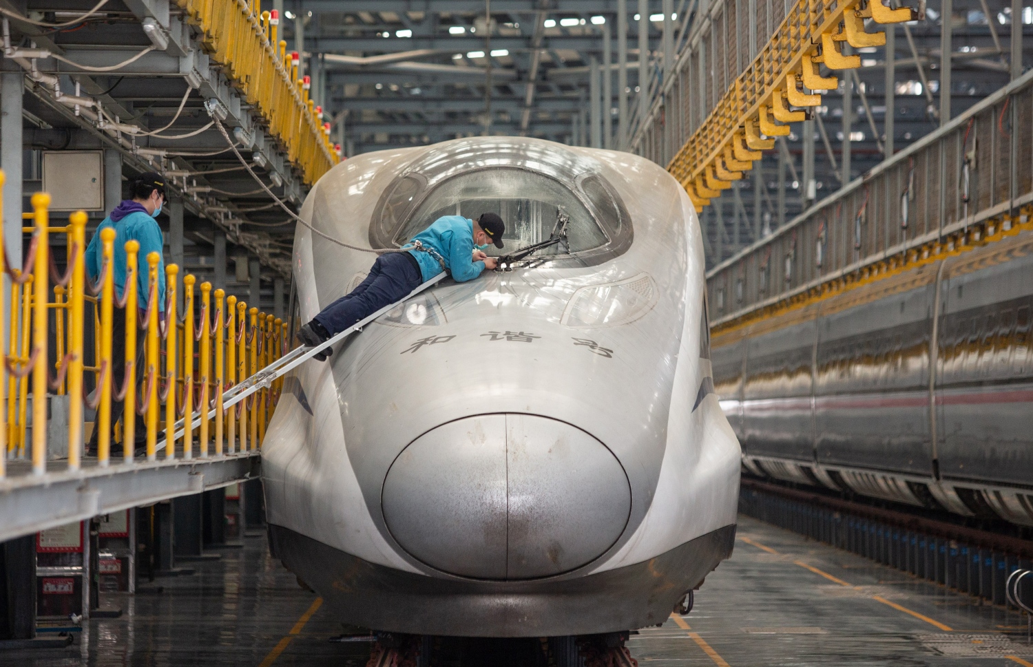 އެޕްރީލް 8، 2020: ވޫހާން - ދެ މަހަށް ފަހު ވޫހާން ސިޓީ ހުޅުވާލުމާ އެކު ބުލެޓް ޓްރޭނެއް ޗެކް ކުރަނީ. --ފޮޓޯ:އޭއެފްޕީ