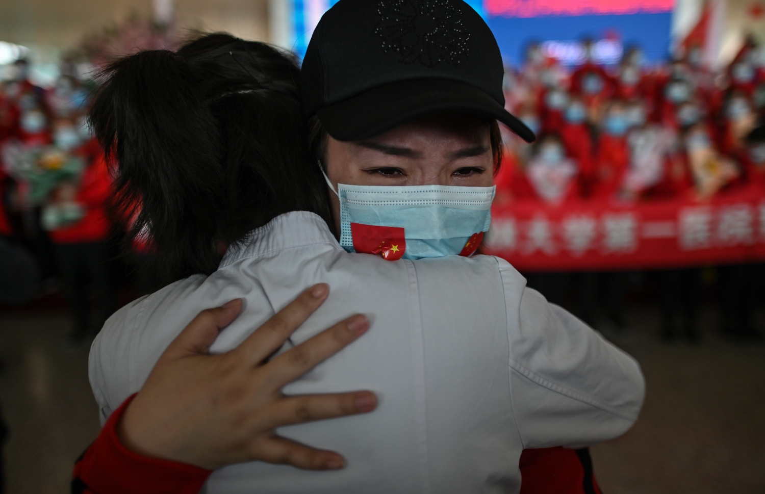 އެޕްރީލް 8، 2020: ވޫހާން- ޗައިނާގެ ވޫހާން ސިޓީގައި މަސައްކަތް ކުރުމަށް ފަހު ޖިލިން ޕްރޮވިންސްގެ ނަރުހެއް (ކ) އަމިއްލަ ޕްރޮވިންސަށް ދިއުމުގެ ކުރިން ވޭތުވެދިޔަ ދެ މަހެއްހާ ދުވަހު ވޫހާން ސިޓީގައި އެކުގައި މަސައްކަތް ކުރި ނަރުހަކަށް އަލްވަދާއު ކިޔަނީ. --ފޮޓޯ:އޭއެފްޕީ