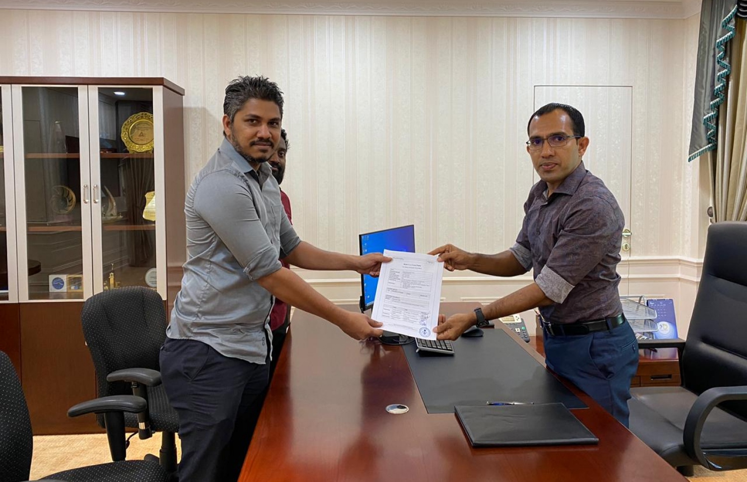 އެންސީއައިޓީގެ ޑިވެލޮޕަރުންނަށް ގޭގައި މަސައްކަތް ކުރެވޭ ގޮތް ހަމަޖެއްސުމުގެ އެއްބަސްވުމުގައި މިއަދު ސޮއިކުރެއްވުމަށް ފަހު، ކޮމިއުނިކޭޝަން މިނިސްޓަރު މަލީހް އާއި އެންސީއައިޓީގެ ލީޑް ޑިވެލޮޕަރު އަހުމަދު ޔާސިރު ފޮޓޯއެއް ނަންގަވަނީ.---ފޮޓޯ: ކޮމިއުނިކޭޝަން މިނިސްޓްރީ