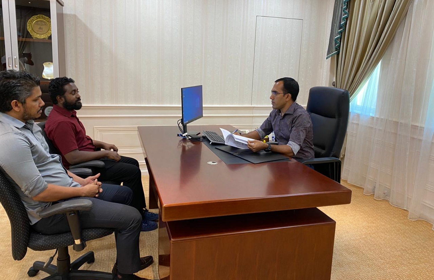 އެންސީއައިޓީގެ ޑިވެލޮޕަރުންނަށް ގޭގައި މަސައްކަތް ކުރެވޭ ގޮތް ހަމަޖެއްސުމުގެ އެއްބަސްވުމުގައި މިއަދު ސޮއިކުރުމުގެ ރަސްމިއްޔާތުގައި ކޮމިއުނިކޭޝަން މިނިސްޓަރު މަލީހް އާއި އެންސީއައިޓީގެ ސީނިއާ ދެ ބޭފުޅުން.---ފޮޓޯ: ކޮމިއުނިކޭޝަން މިނިސްޓްރީ