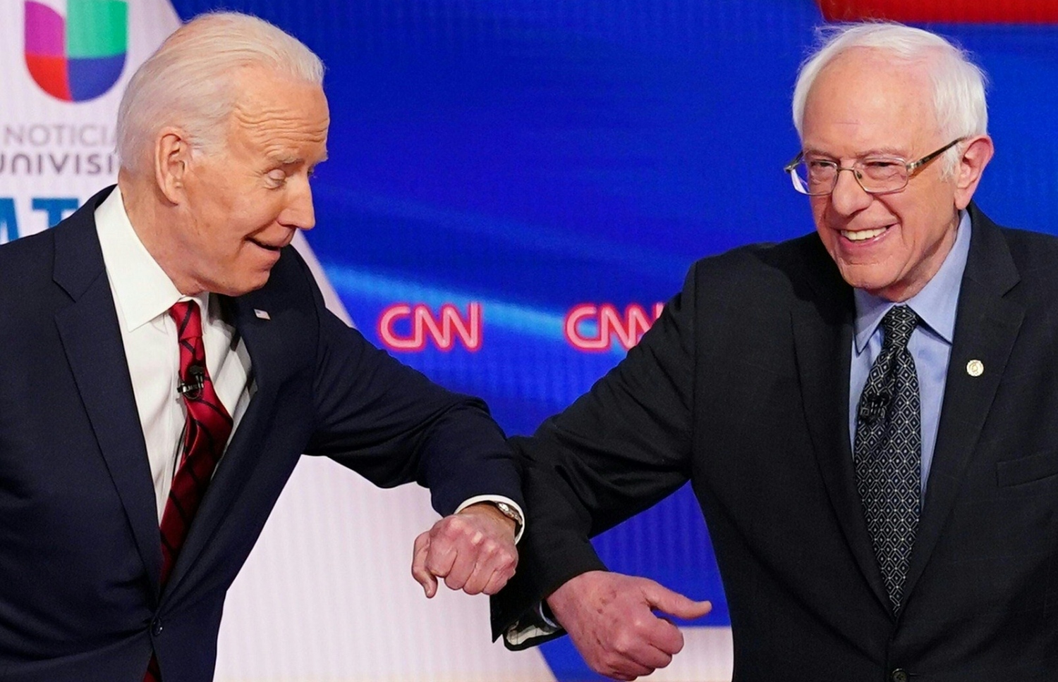 ބާނީ ސެންޑާސް (ކ) އާއި ޖޯ ބައިޑަން ސަލާމް ކުރައްވަނީ. --ފޮޓޯ:އޭއެފްޕީ