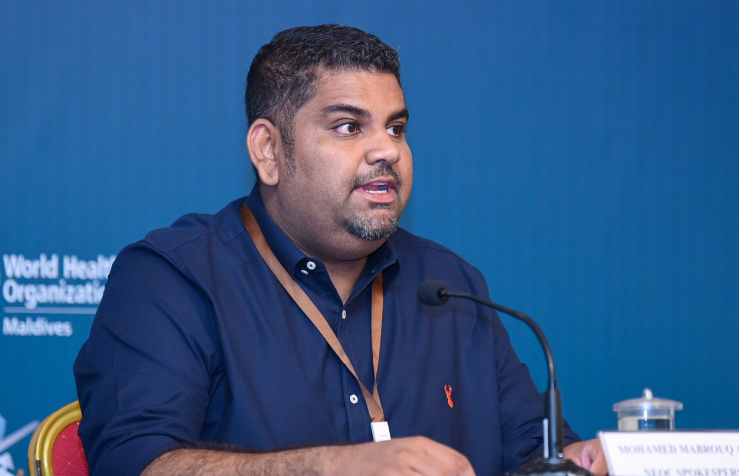 ކުރިން ބޭއްވި މީޑިއާ ބްރީފިންއެއްގައި، ނޫސްވެރިއެއްގެ ސުވާލަކަށް މަބްރޫކް ޖަވާބު ދެއްވަނީ: ވެންޓިލޭޓަރު ގަތުމަށް މިހާތަނަށް ފައިސާ ހަވާލުކުރީ ދުބާއީގެ އެގްޒެކިއުޓާސް ކުންފުންޏަށް އެކަނި ކަމަށް މިރޭ ވިދާޅުވި. އެއީ މަސައްކަތުގެ އަގުގެ 75 ޕަސެންޓު.---ފޮޓޯ: އަހުމަދު އަވްޝަން/މިހާރު