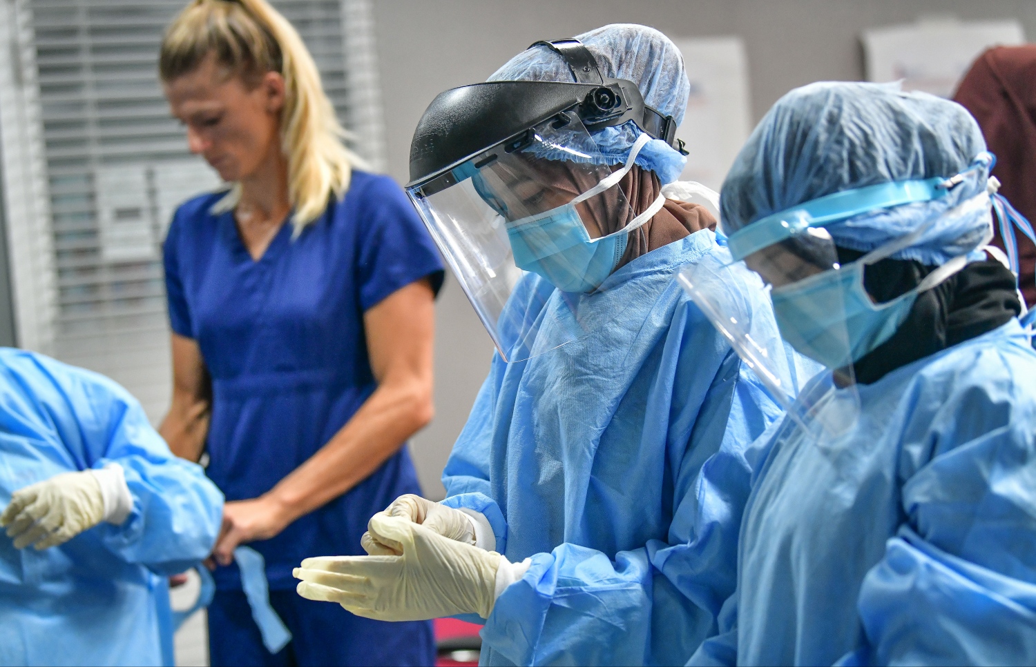 މާލެ- އޭޕްރިލް 9، 2020- ކްރިޓިކަލް ކެއާ އަށް ޑޮކްޓަރުންނާއި ނަރުހުން ތަމްރީން ކުރުމަށް އައިޖީއެމްއެޗުގައި ކުރިއަށް ގެންދާ ޕްރޮގްރާމްގެ ތެރެއިން ސިއްހީ ދާއިރާގެ މީހުންގެ ޕާސަނަލް ޕްރޮޓެކްޓިވް އިކުއިޕްމަންޓްސް (ޕީޕީއީ) ބޭނުންކުރާނެ ގޮތް ކިޔައި ދެނީ.---ފޮޓޯ: ނިޝާން އަލީ/މިހާރު