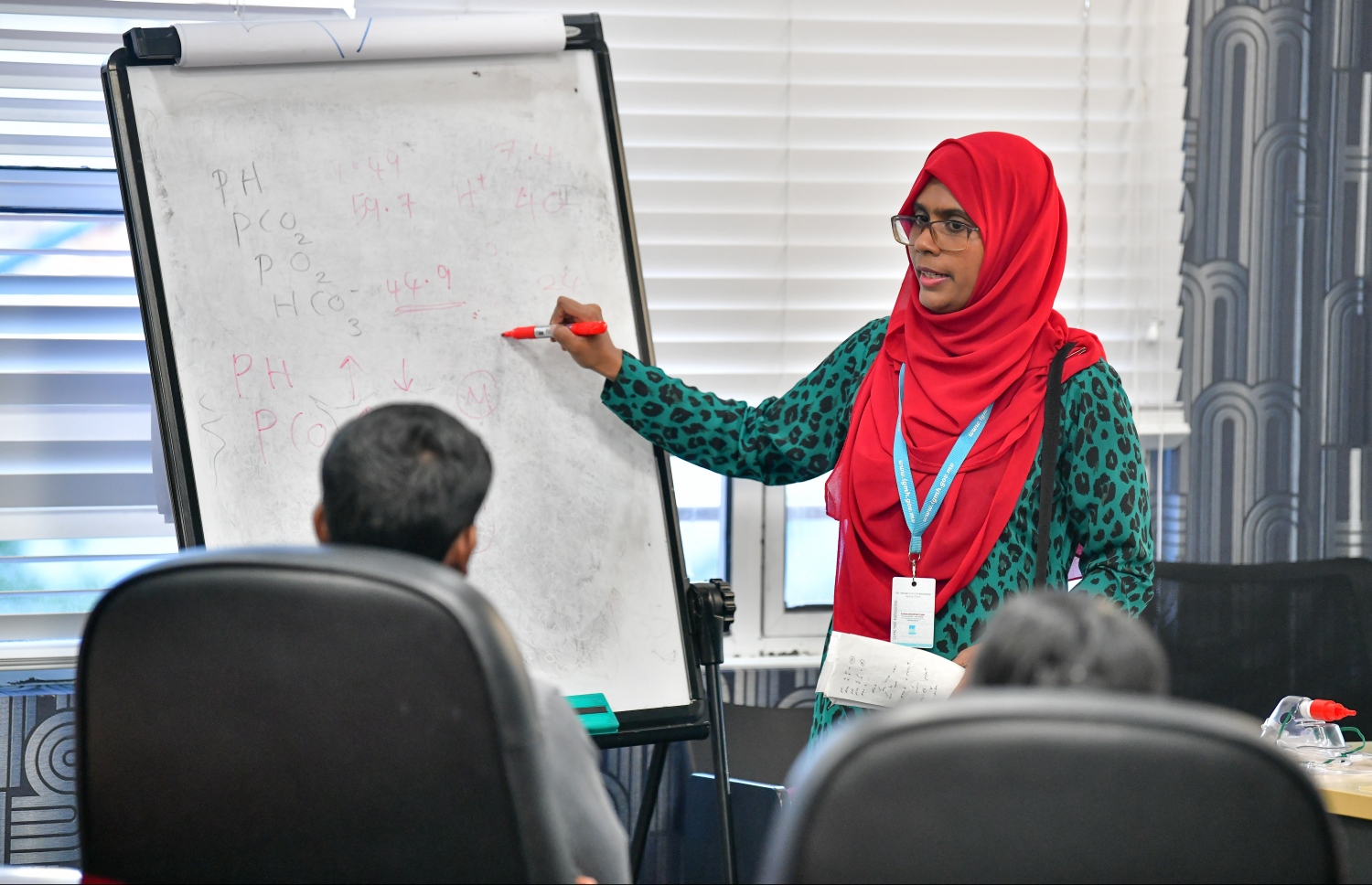 މާލެ- އޭޕްރިލް 9، 2020- ކްރިޓިކަލް ކެއާ އަށް ޑޮކްޓަރުންނާއި ނަރުހުން ތަމްރީން ކުރުމަށް އައިޖީއެމްއެޗުގައި މިހާރު ކުރިއަށް ގެންދާ ޕްރޮގްރާމްގެ ތެރެއިން: މިހާތަނަށް 400 އަށް ވުރެ ގިނަ ޑޮކްޓަރުންނާއި ނަރުހުންނަށް މި ތަމްރީން ވަނީ ދީފައި.---ފޮޓޯ: ނިޝާން އަލީ/މިހާރު