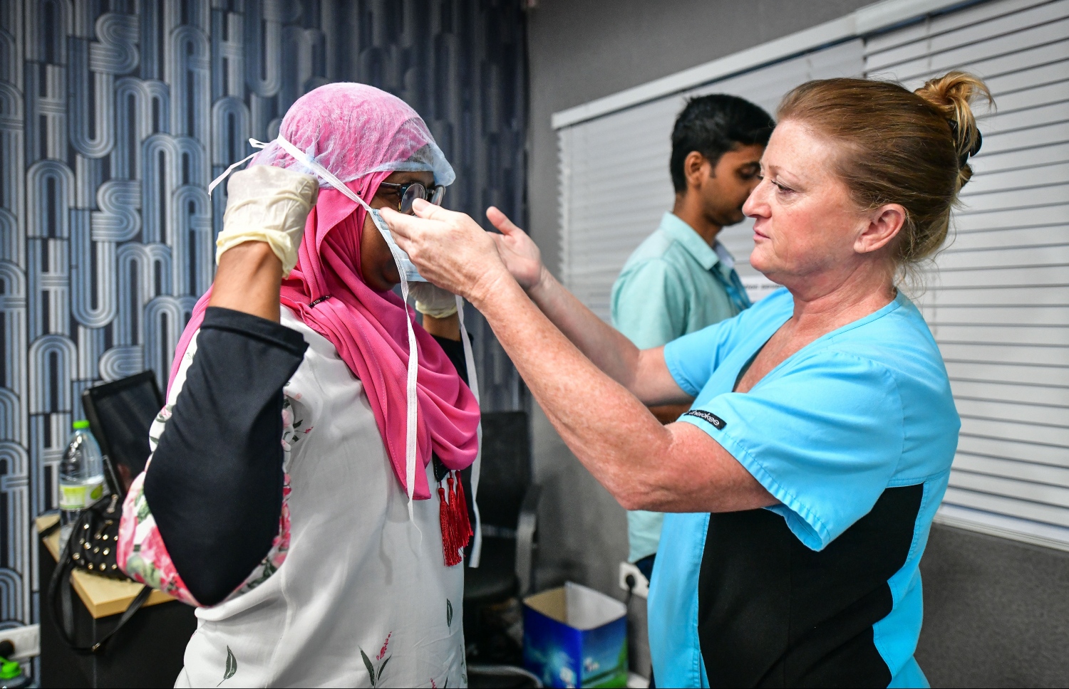 މާލެ- އޭޕްރިލް 9، 2020- ކްރިޓިކަލް ކެއާ އަށް ޑޮކްޓަރުންނާއި ނަރުހުން ތަމްރީން ކުރުމަށް އައިޖީއެމްއެޗުގައި ކުރިއަށް ގެންދާ ޕްރޮގްރާމްގެ ތެރެއިން ސިއްހީ ދާއިރާގެ މީހުންގެ ޕާސަނަލް ޕްރޮޓެކްޓިވް އިކުއިޕްމަންޓްސް (ޕީޕީއީ) ބޭނުންކުރާނެ ގޮތް ކިޔައި ދެނީ.---ފޮޓޯ: ނިޝާން އަލީ/މިހާރު