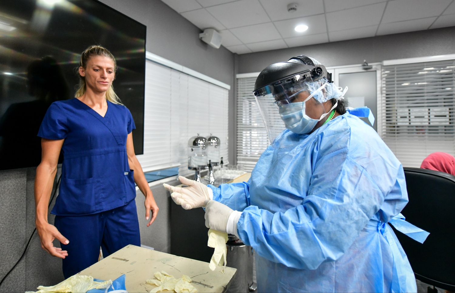 މާލެ- އޭޕްރިލް 9، 2020- ކްރިޓިކަލް ކެއާ އަށް ޑޮކްޓަރުންނާއި ނަރުހުން ތަމްރީން ކުރުމަށް އައިޖީއެމްއެޗުގައި ކުރިއަށް ގެންދާ ޕްރޮގްރާމްގެ ތެރެއިން ސިއްހީ ދާއިރާގެ މީހުންގެ ޕާސަނަލް ޕްރޮޓެކްޓިވް އިކުއިޕްމަންޓްސް (ޕީޕީއީ) ބޭނުންކުރާނެ ގޮތް ކިޔައި ދެނީ.---ފޮޓޯ: ނިޝާން އަލީ/މިހާރު