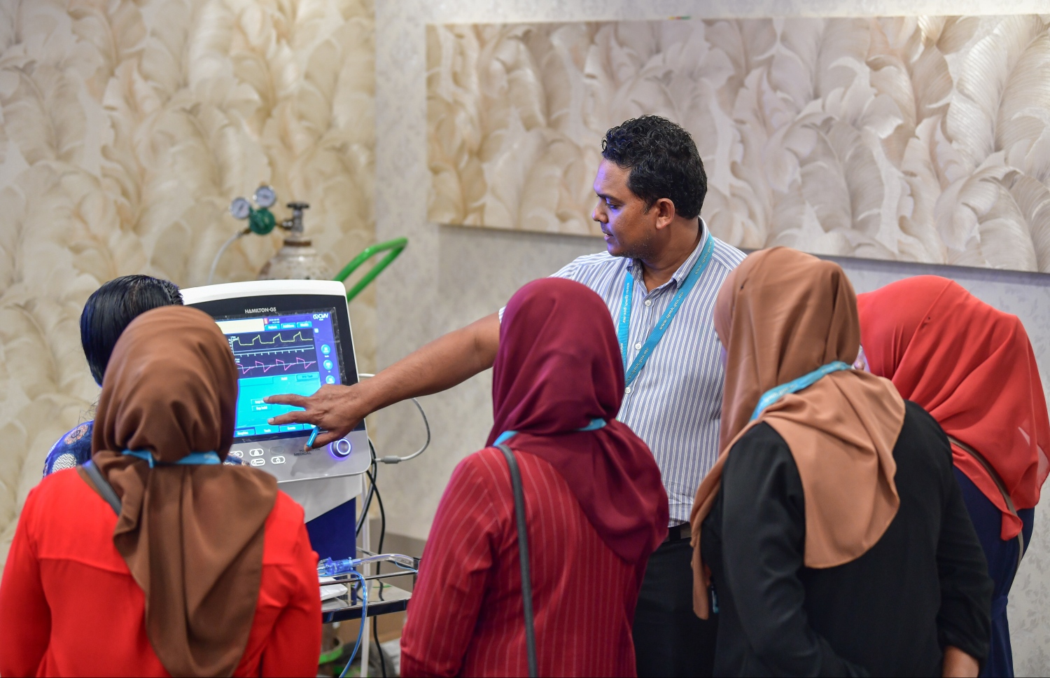 މާލެ- އޭޕްރިލް 9، 2020- ކްރިޓިކަލް ކެއާ އަށް ޑޮކްޓަރުންނާއި ނަރުހުން ތަމްރީން ކުރުމަށް އައިޖީއެމްއެޗުގައި ކުރިއަށް ގެންދާ ޕްރޮގްރާމްގެ ބައިވެރިންނަށް، ހޭނައްތާ ޑޮކްޓަރު އިސްމާއިލް ލަތީފް ސެޝަނެއް ނަންގަވައި ދެއްވަނީ.---ފޮޓޯ: ނިޝާން އަލީ/މިހާރު