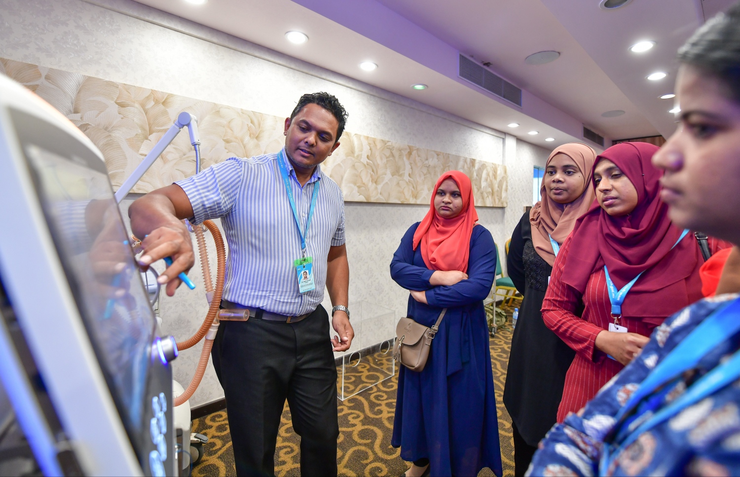 މާލެ- އޭޕްރިލް 9، 2020- ކްރިޓިކަލް ކެއާ އަށް ޑޮކްޓަރުންނާއި ނަރުހުން ތަމްރީން ކުރުމަށް އައިޖީއެމްއެޗުގައި ކުރިއަށް ގެންދާ ޕްރޮގްރާމްގެ ބައިވެރިންނަށް، ހޭނައްތާ ޑޮކްޓަރު އިސްމާއިލް ލަތީފް ސެޝަނެއް ނަންގަވައި ދެއްވަނީ.---ފޮޓޯ: ނިޝާން އަލީ/މިހާރު