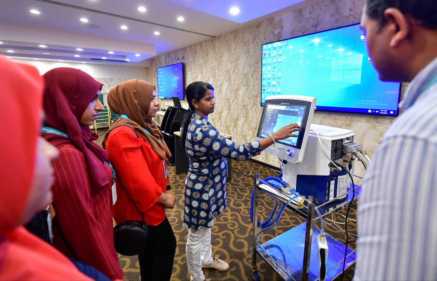 މާލެ- އޭޕްރިލް 9، 2020- ކްރިޓިކަލް ކެއާ އަށް ޑޮކްޓަރުންނާއި ނަރުހުން ތަމްރީން ކުރުމަށް އައިޖީއެމްއެޗުގައި މިހާރު ކުރިއަށް ގެންދާ ޕްރޮގްރާމްގެ ތެރެއިން: މިހާތަނަށް 400 އަށް ވުރެ ގިނަ ޑޮކްޓަރުންނާއި ނަރުހުންނަށް މި ތަމްރީން ވަނީ ދީފައި.---ފޮޓޯ: ނިޝާން އަލީ/މިހާރު