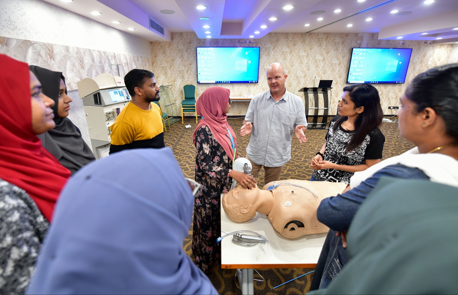 މާލެ- އޭޕްރިލް 9، 2020- ކްރިޓިކަލް ކެއާ އަށް ޑޮކްޓަރުންނާއި ނަރުހުން ތަމްރީން ކުރުމަށް އައިޖީއެމްއެޗުގައި މިހާރު ކުރިއަށް ގެންދާ ޕްރޮގްރާމްގެ ތެރެއިން: މިހާތަނަށް 400 އަށް ވުރެ ގިނަ ޑޮކްޓަރުންނާއި ނަރުހުންނަށް މި ތަމްރީން ވަނީ ދީފައި.---ފޮޓޯ: ނިޝާން އަލީ/މިހާރު