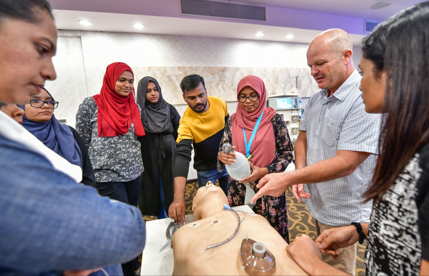 ޑޮކްޓަރުންނާއި ނަރުހުންނަށް ކްރިޓިކަލް ކެއާގެ ތަމްރީންތައް ދިނުން