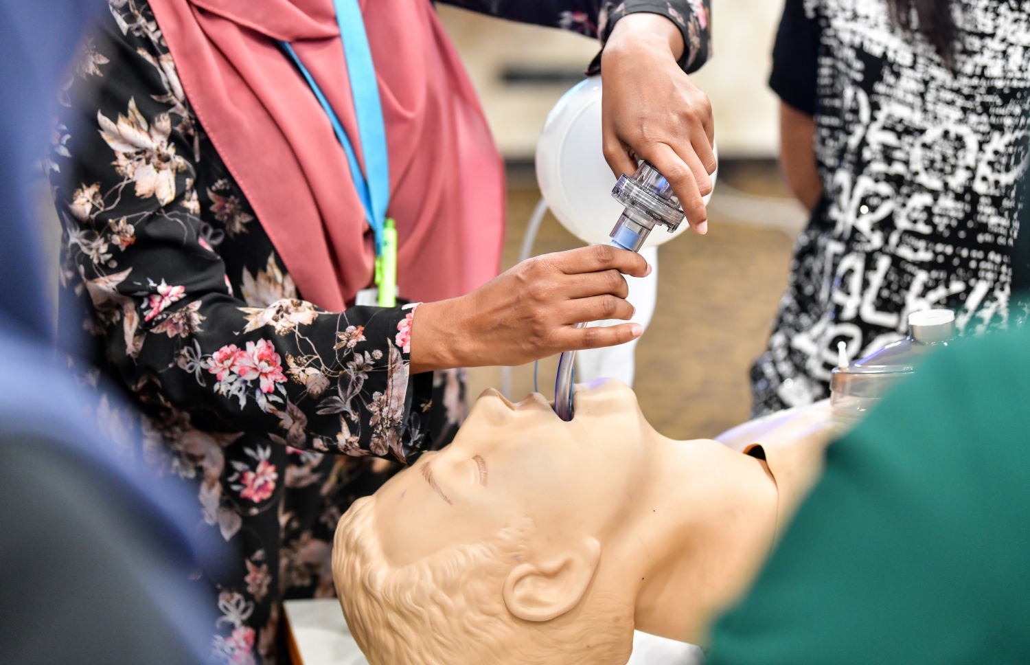 މާލެ- އޭޕްރިލް 9، 2020- ކްރިޓިކަލް ކެއާ އަށް ޑޮކްޓަރުންނާއި ނަރުހުން ތަމްރީން ކުރުމަށް އައިޖީއެމްއެޗުގައި މިހާރު ކުރިއަށް ގެންދާ ޕްރޮގްރާމްގެ ތެރެއިން: މިހާތަނަށް 400 އަށް ވުރެ ގިނަ ޑޮކްޓަރުންނާއި ނަރުހުންނަށް މި ތަމްރީން ވަނީ ދީފައި.---ފޮޓޯ: ނިޝާން އަލީ/މިހާރު