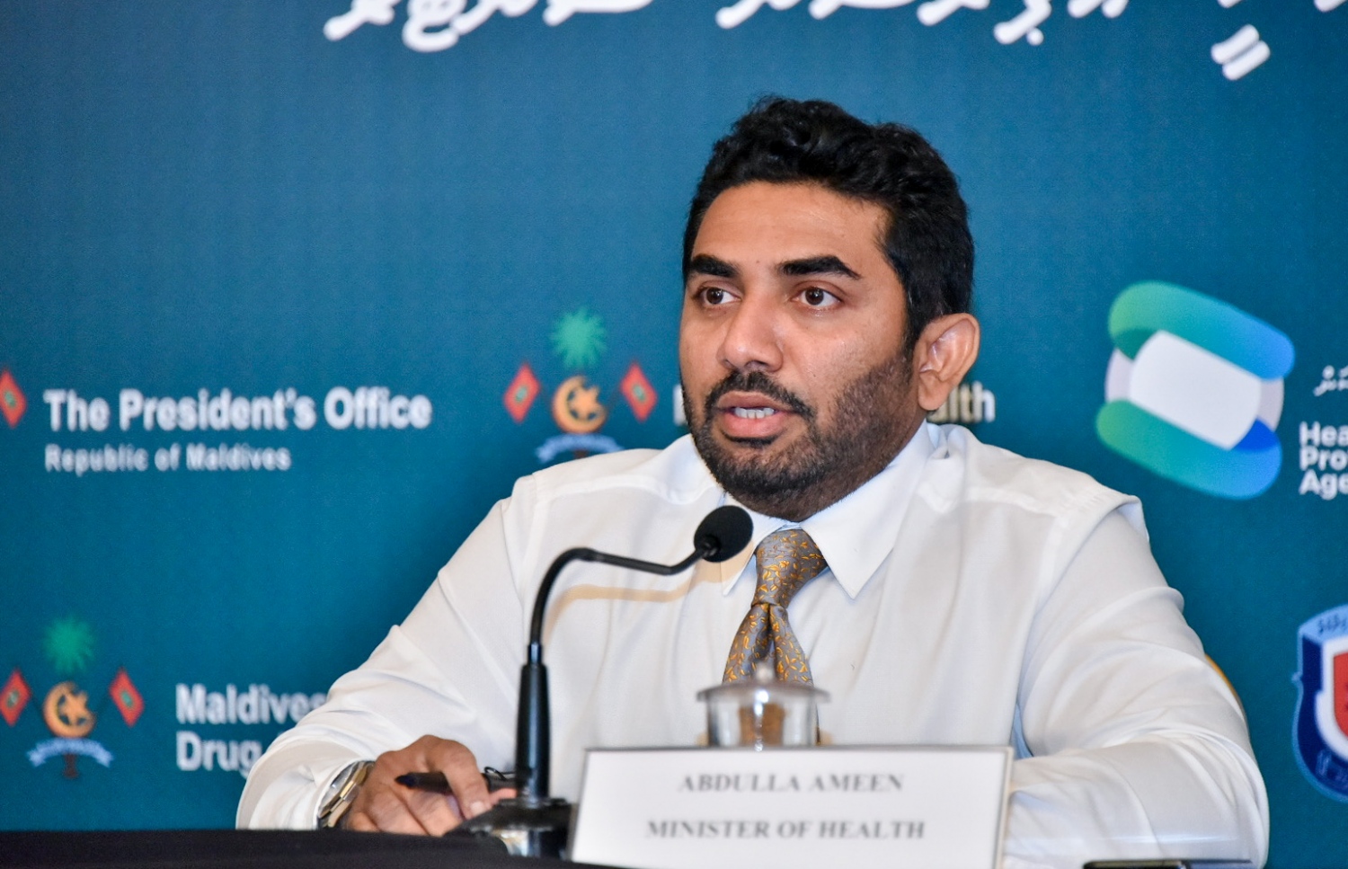 ހެލްތު މިނިސްޓަރު އަމީން، މިރޭ ނޫސްވެރިންގެ ސުވާލުތަކަށް ޖަވާބު ދެއްވަނީ.---ފޮޓޯ: ނިޝާން އަލީ/މިހާރު