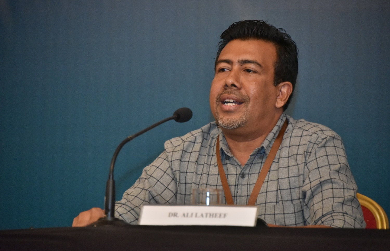 މިރޭގެ މީޑިއާ ބްރީފިންގައި ޑރ. އަލީ ލަތީފް ނޫސްވެރިންނާ ވާހަކަ ދައްކަވަނީ.---ފޮޓޯ: ނިޝާން އަލީ/މިހާރު