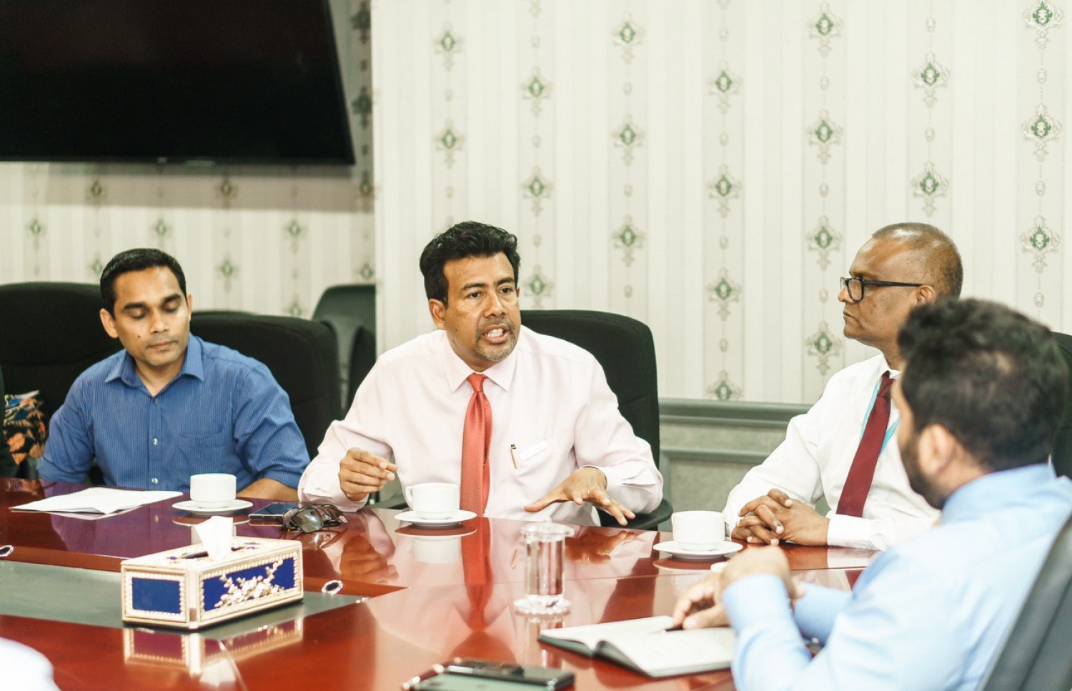 ހެލްތު މިނިސްޓްރީގައި އޮތް ބައްދަލުވުމެއްގައި އައިޖީއެމްއެޗުގެ ސީއީއޯ ސަލީމް، ޑރ. އަލީ ލަތީފް އަދި ޑރ. ޝަހީދު، މިނިސްޓަރު އަމީންއާ އެކު ބައިވެރިވެވަޑައިގަންނަވަނީ.