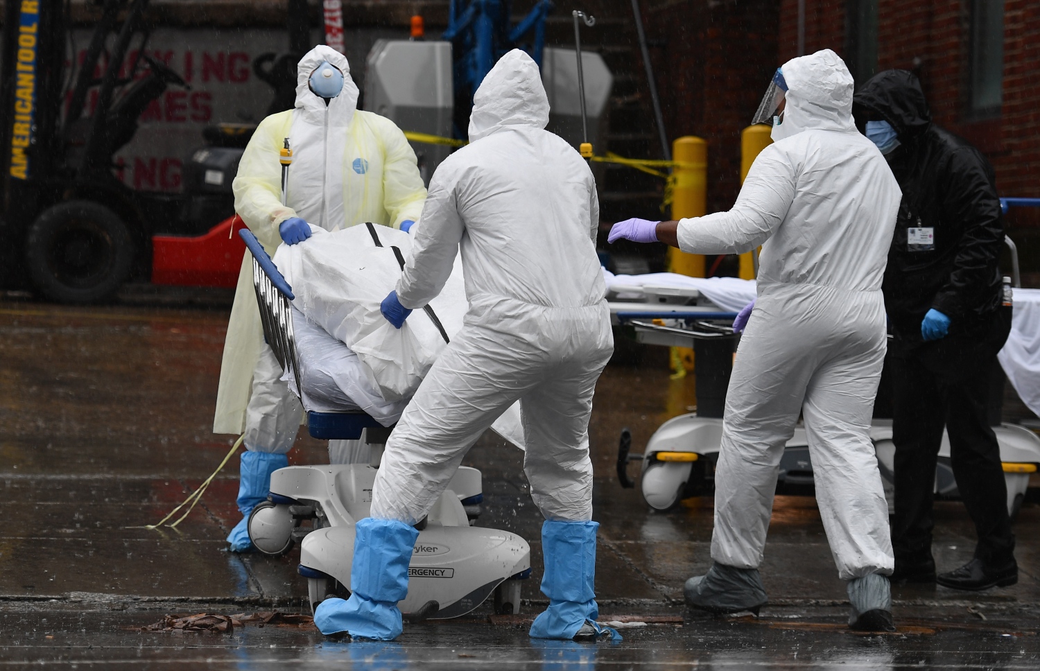 ނިއު ޔޯކުގައި ކޮވިޑް-19 ޖެހިގެން މަރުވި މީހަކު ގެންދަނީ: މި ބަލީގައި މިހާރު އެންމެ ގިނައިން މީހުން މަރުވަނީ އެމެރިކާގައި --ފޮޓޯ:އޭއެފްޕީ