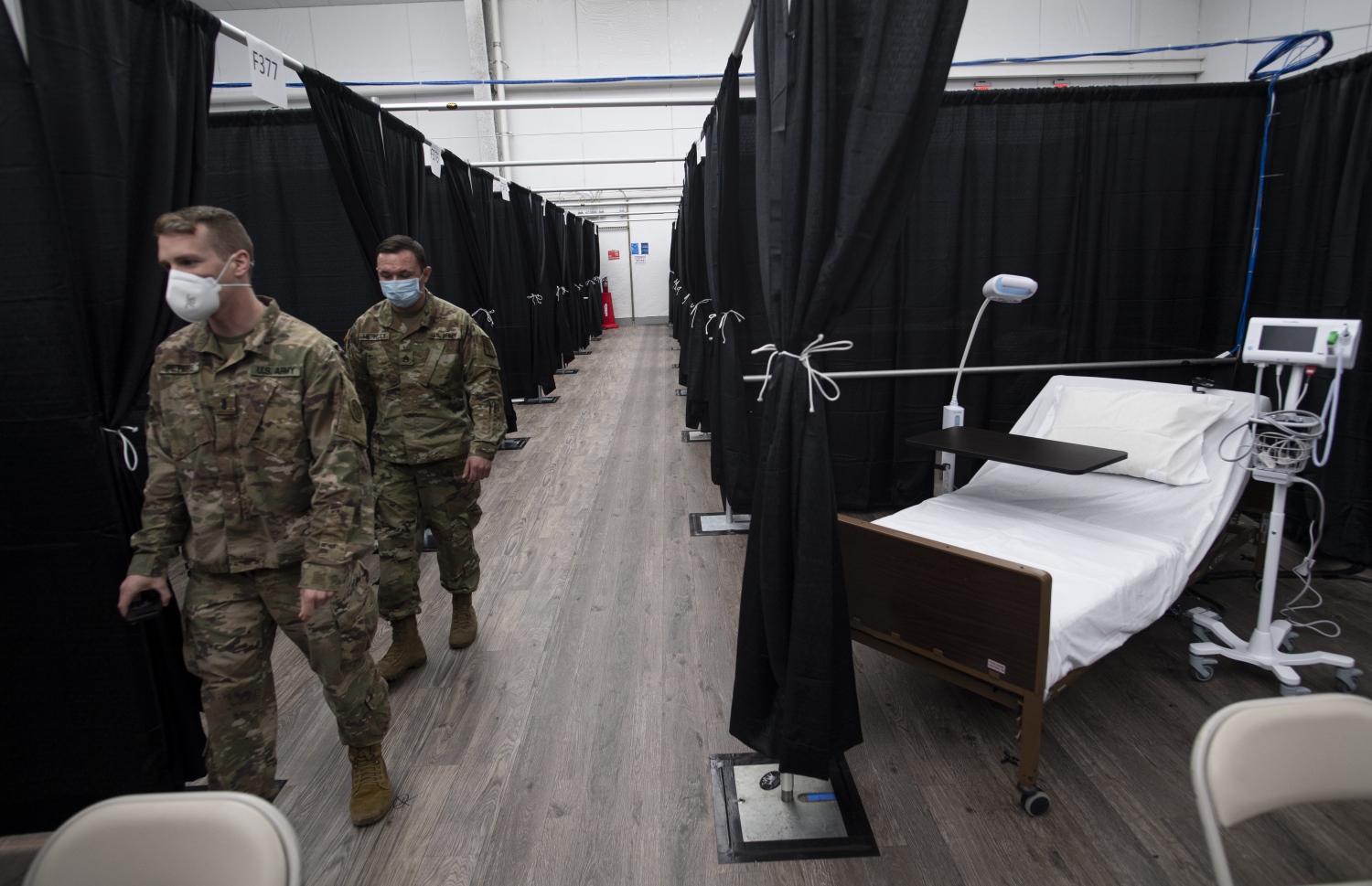 ނިއު ޔޯކުގައި ހަދާފައިވާ ވަގުތީ ހޮސްޕިޓަލެއްގައި އެމެރިކާގެ ސިފައިން ހަރަކާތްތެރި ވަނީ: ބައެއް ހޮސްޕިޓަލްތައް ވަނީ ފުރިފައި --ފޮޓޯ:އޭއެފްޕީ