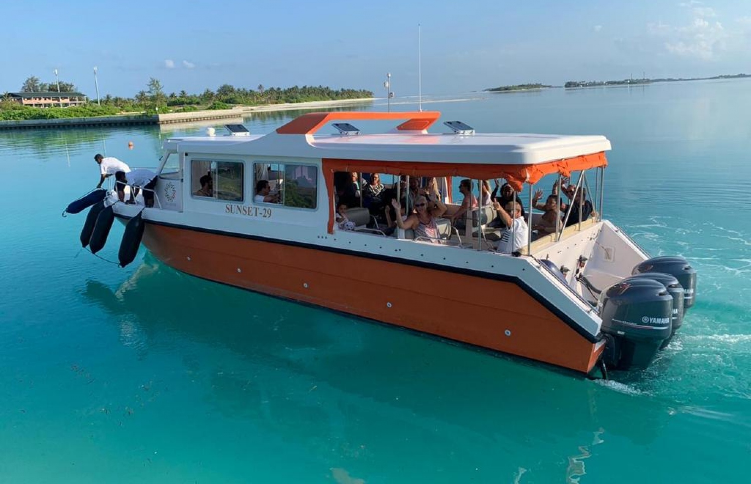 މޮރިޝަސް އަދި ސައުތު އެފްރިކާ މީހުން، އެ މީހުން ގައުމަށް ދިއުމަށް ވެލާނާ އިންޓަނޭޝަނަލް އެއާޕޯޓަށް ދަނީ.-- ފޮޓޯ: މުހައްމަދު އަލީ