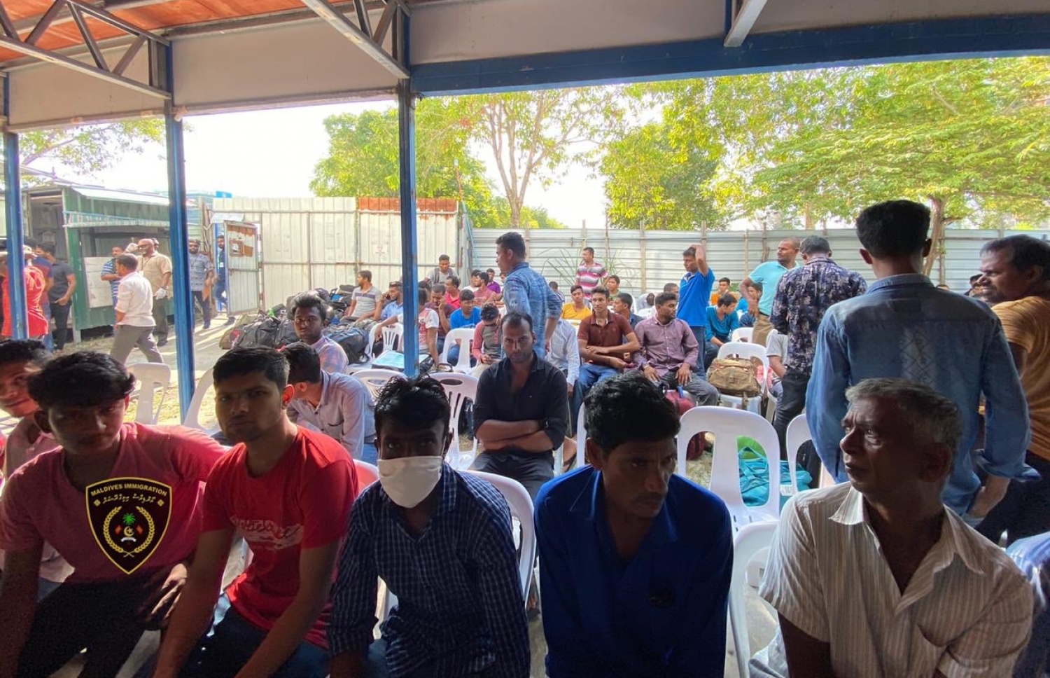 ތޮއްޖެހިގެން އުޅޭ ބިދޭސީންތަކެއް ހުޅުމާލޭގައި ހުންނަ އެކޮމެޑޭޝަންއަކަށް ބަދަލު ކުރުމުގެ މަސައްކަތް އިމިގްރޭޝަނުން ކުރަނީ. -- ފޮޓޯ/އިމިގްރޭޝަން