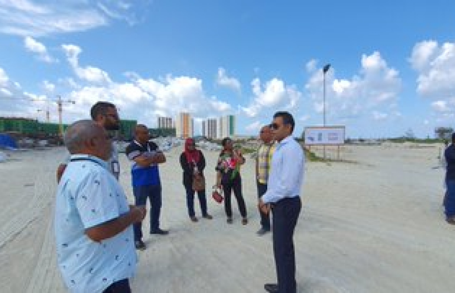 ހުޅުމާލޭގައި ބިދޭސީންނަށް އެކޮމެޑޭޝަން ބްލޮކްތައް އިމާރާތް ކުރުމުގެ މަސައްކަތް ނައިބު ރައީސް ފައިސަލް ނަސީމް ބައްލަވާލައްވަނީ. --ފޮޓޯ/މާލެ ސިޓީ ކައުންސިލް