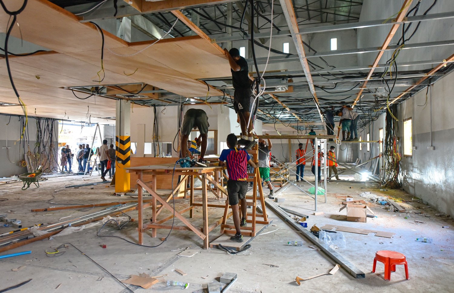 ހުޅުމާލެ- އޭޕްރިލް 13، 2020- ކޮވިޑް-19 ބަލީގެ މީހުންނަށް ފަރުވާދިނުމަށް ތައްޔާރުކުރާ ހާއްސަ ފެސިލިޓީހެދުމުގެ މަސައްކަތުގައި ހަކާތްތެރި ވަނީ --- ޕޮޓޯ: އަހުމަދު އަވްޝަން/މިހާރު