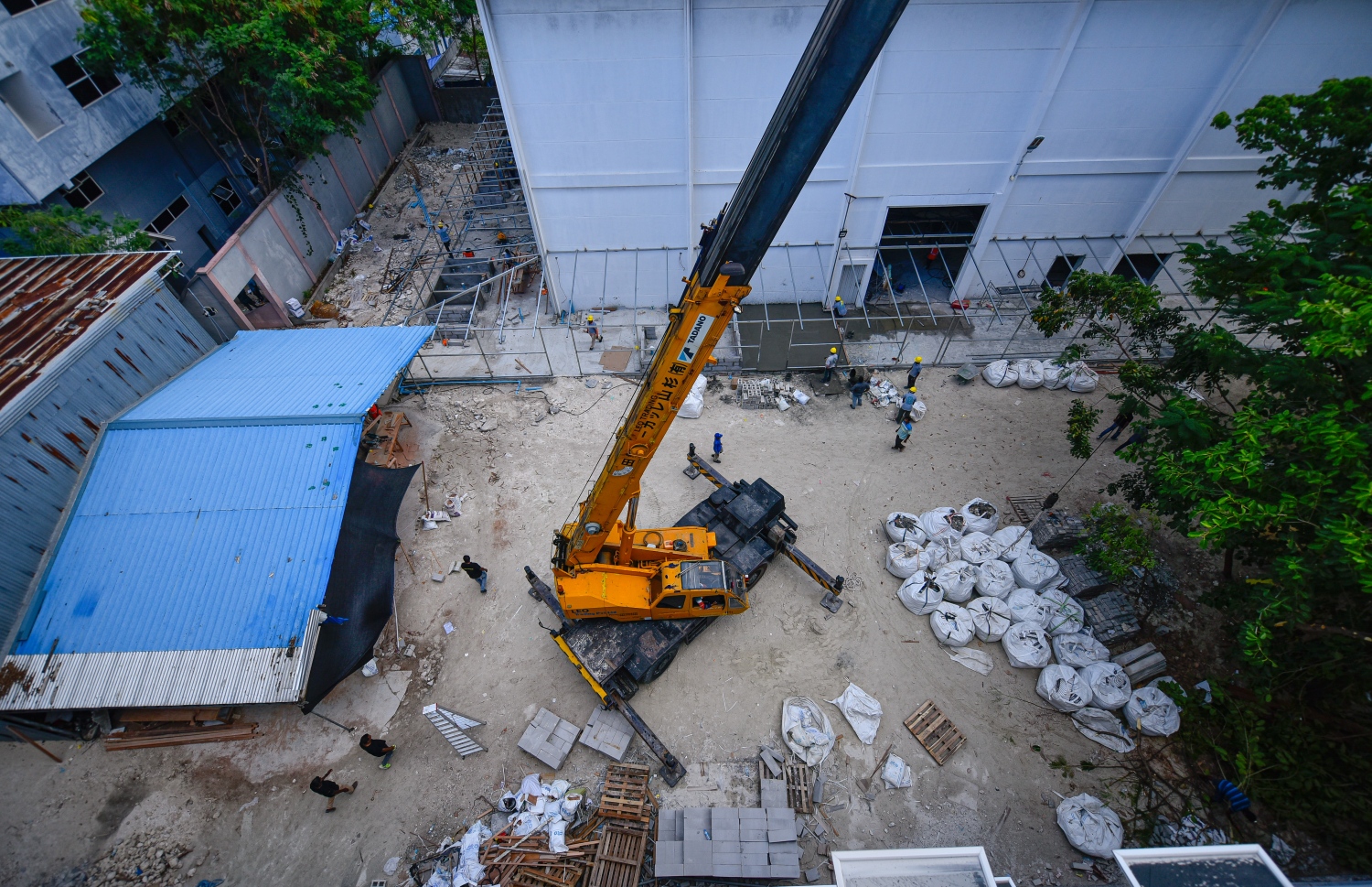 ކޮވިޑް-19 ގެ ބަލީގެ މީހުންނަށް ފަރުވާ ދިނުމަށް ހަދާ ވަގުތީ ހޮސްޕިޓަލްގެ މަސައްކަތް ކުރިއަށްދަނީ.-- ފޮޓޯ: އަހުމަދު އަވްޝަން އިލްޔާސް/ މިހާރު