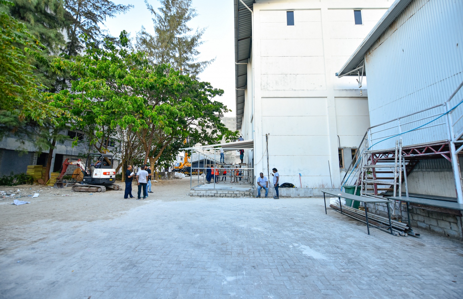 ކޮވިޑް-19 ގެ ބަލީގެ މީހުންނަށް ފަރުވާ ދިނުމަށް ހަދާ ވަގުތީ ހޮސްޕިޓަލްގެ މަސައްކަތް ކުރިއަށްދަނީ.-- ފޮޓޯ: އަހުމަދު އަވްޝަން އިލްޔާސް/ މިހާރު