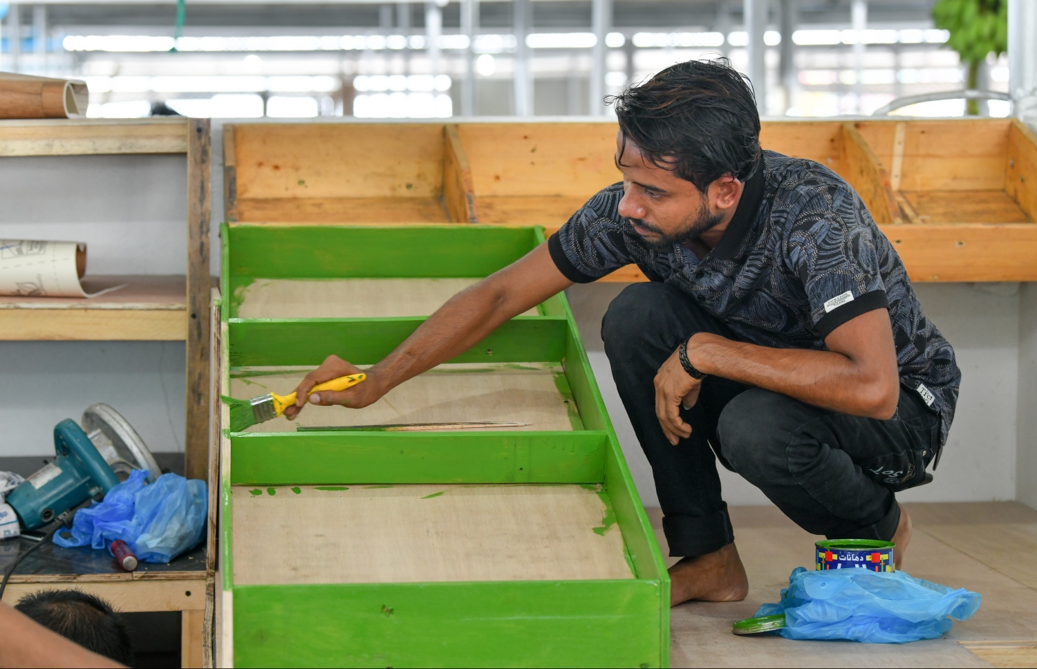 މާލެ- އޭޕްރިލް 13، 2020: ދަތުރުވެރިންގެ މާރުކޭޓުގެ ވިޔަފާރިވެރިއަކު އެނާއަށް ލިބުނު ގޮޅި ހުޅުވުމަށް ތައްޔާރު ކުރަނީ: --. ފޮޓޯ: ނިޝާން އަލީ/ މިހާރު