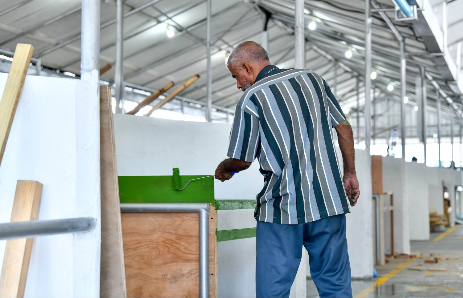 މާލެ- އޭޕްރިލް 13، 2020: ދަތުރުވެރިންގެ މާރުކޭޓުގެ ވިޔަފާރިވެރިއަކު އެނާއަށް ލިބުނު ގޮޅީގެ މަސައްކަތް ކުރަނީ: --. ފޮޓޯ: ނިޝާން އަލީ/މިހާރު