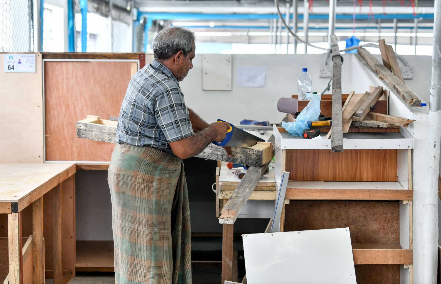 މާލެ- އޭޕްރިލް 13، 2020: ދަތުރުވެރިންގެ މާރުކޭޓުގެ ވިޔަފާރިވެރިއަކު އެނާއަށް ލިބުނު ގޮޅީގެ މަސައްކަތް ކުރަނީ: --. ފޮޓޯ: ނިޝާން އަލީ/މިހާރު