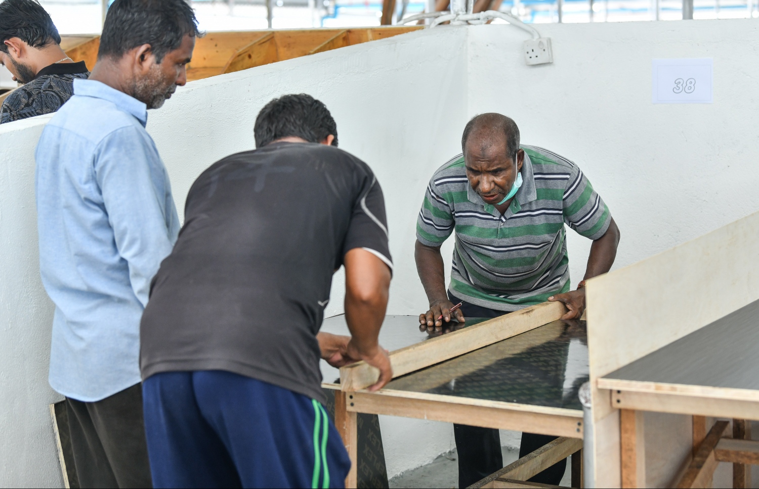 މާލެ- އޭޕްރިލް 13، 2020: ދަތުރުވެރިންގެ މާރުކޭޓުގެ ގޮޅިތަކުގެ މަސައްކަތް ކުރަނީ، ގޮޅި ލިބުނު ގިނަ މީހުން އަންނަނީ ގޮޅީގެ ޖާގަ ކުޑަވުމާއި ކުލީގެ އަގުބޮޑުވުމުގެ ސަބަބުން ފާޑު ކިޔަމުން--. ފޮޓޯ: ނިޝާން އަލީ/އަހްމަދު އަވްޝަން/ މިހާރު