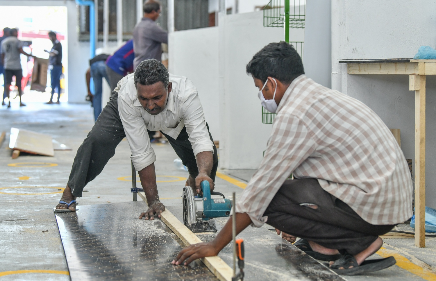 މާލެ- އޭޕްރިލް 13، 2020: ދަތުރުވެރިންގެ މާރުކޭޓުގެ ގޮޅިތަކުގެ މަސައްކަތް ކުރަނީ، ގޮޅި ލިބުނު ގިނަ މީހުން އަންނަނީ ގޮޅީގެ ޖާގަ ކުޑަވުމާއި ކުލީގެ އަގުބޮޑުވުމުގެ ސަބަބުން ފާޑު ކިޔަމުން--. ފޮޓޯ: ނިޝާން އަލީ/މިހާރު