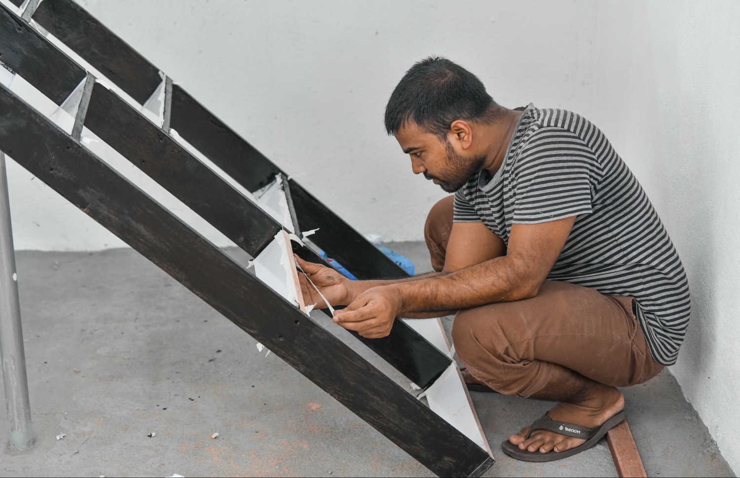 މާލެ- އޭޕްރިލް 13، 2020: ދަތުރުވެރިންގެ މާރުކޭޓުގެ ގޮޅިތަކުގެ މަސައްކަތް ކުރަނީ، ގޮޅި ލިބުނު ގިނަ މީހުން އަންނަނީ ގޮޅީގެ ޖާގަ ކުޑަވުމާއި ކުލީގެ އަގުބޮޑުވުމުގެ ސަބަބުން ފާޑު ކިޔަމުން--. ފޮޓޯ: ނިޝާން އަލީ/މިހާރު