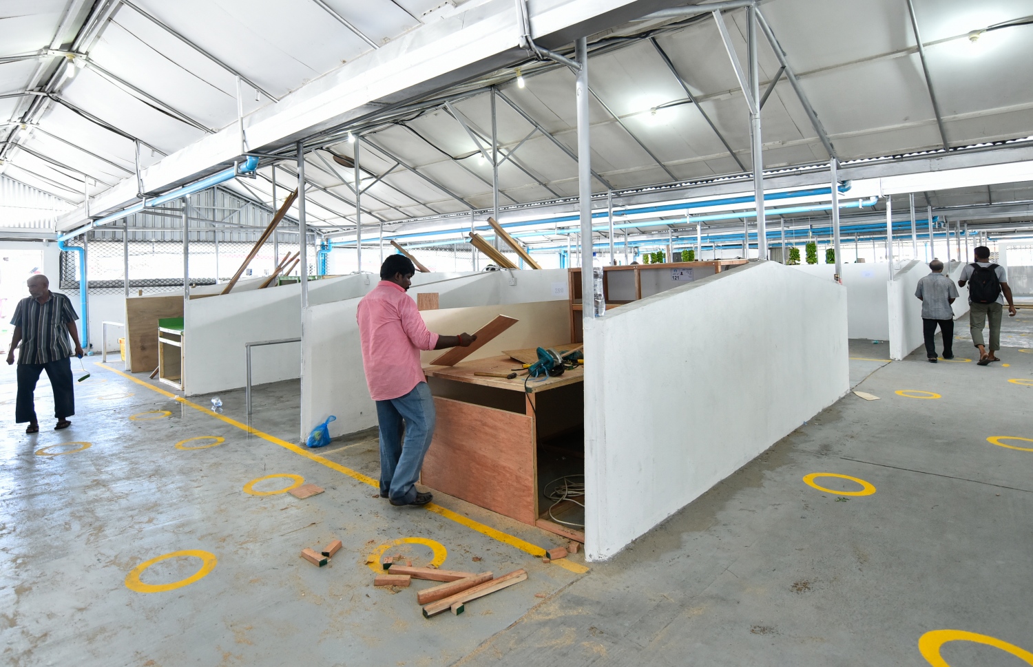 މާލެ- އޭޕްރިލް 13، 2020: ދަތުރުވެރިންގެ މާރުކޭޓުގެ ގޮޅިތަކުގެ މަސައްކަތް ކުރަނީ، ގޮޅި ލިބުނު ގިނަ މީހުން އަންނަނީ ގޮޅީގެ ޖާގަ ކުޑަވުމާއި ކުލީގެ އަގުބޮޑުވުމުގެ ސަބަބުން ފާޑު ކިޔަމުން--. ފޮޓޯ:އަހްމަދު އަވްޝަން/ މިހާރު