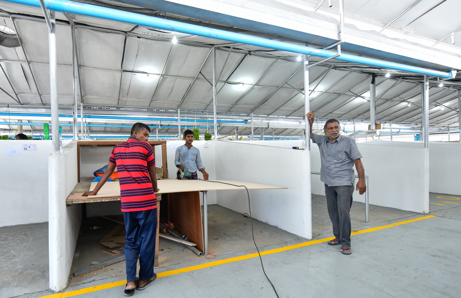 މާލެ- އޭޕްރިލް 13، 2020: ދަތުރުވެރިންގެ މާރުކޭޓުގެ ގޮޅިތައް، ގޮޅި ލިބުނު ގިނަ މީހުން އަންނަނީ ގޮޅީގެ ޖާގަ ކުޑަވުމާއި ކުލީގެ އަގުބޮޑުވުމުގެ ސަބަބުން ފާޑު ކިޔަމުން--. ފޮޓޯ:އަހްމަދު އަވްޝަން/ މިހާރު