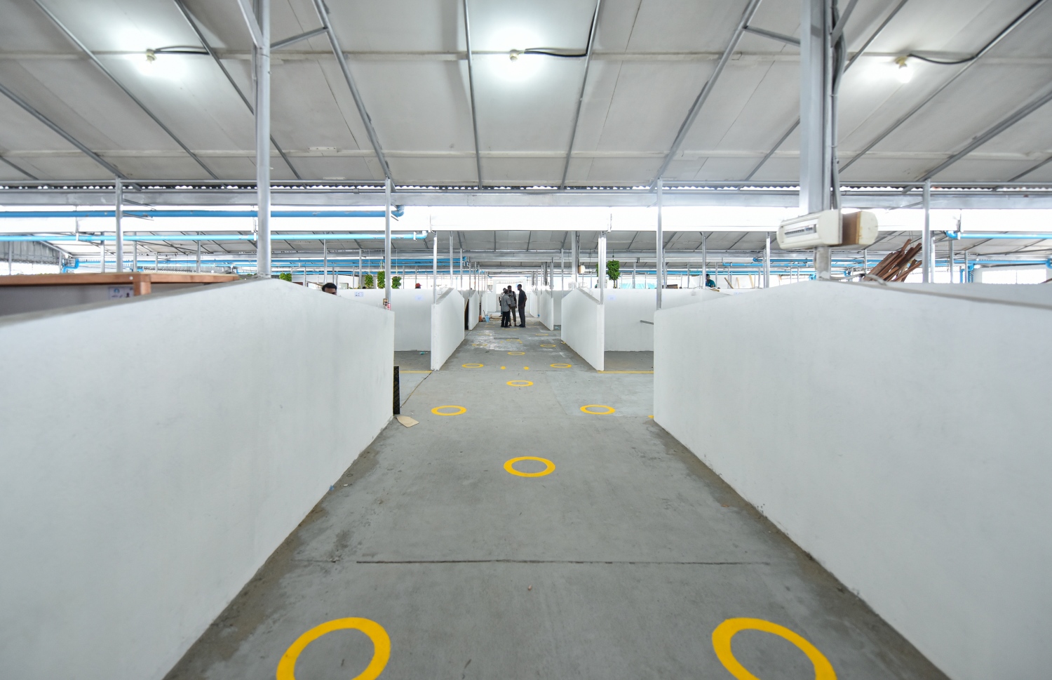 މާލެ- އޭޕްރިލް 13، 2020: ދަތުރުވެރިންގެ މާރުކޭޓުގެ ގޮޅިތައް، ގޮޅި ލިބުނު ގިނަ މީހުން އަންނަނީ ގޮޅީގެ ޖާގަ ކުޑަވުމާއި ކުލީގެ އަގުބޮޑުވުމުގެ ސަބަބުން ފާޑު ކިޔަމުން--. ފޮޓޯ: އަހްމަދު އަވްޝަން/ މިހާރު