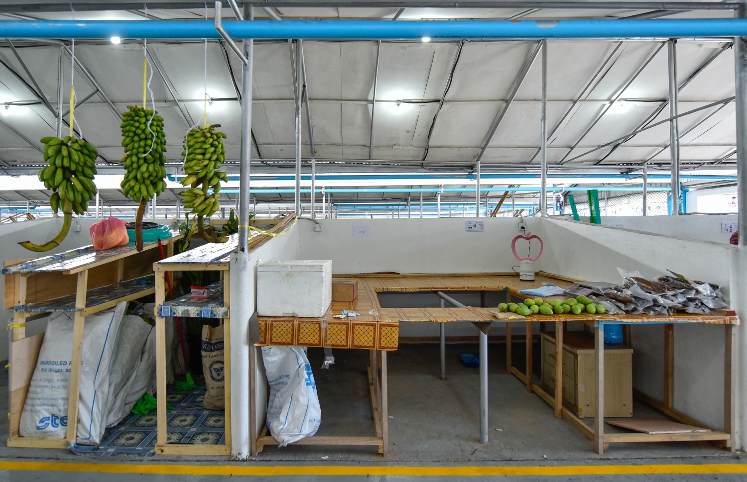 މާލެ- އޭޕްރިލް 13، 2020: ދަތުރުވެރިންގެ މާރުކޭޓުގެ ގޮޅިތައް، ގޮޅި ލިބުނު ގިނަ މީހުން އަންނަނީ ގޮޅީގެ ޖާގަ ކުޑަވުމާއި ކުލީގެ އަގުބޮޑުވުމުގެ ސަބަބުން ފާޑު ކިޔަމުން--. ފޮޓޯ:އަހްމަދު އަވްޝަން/ މިހާރު