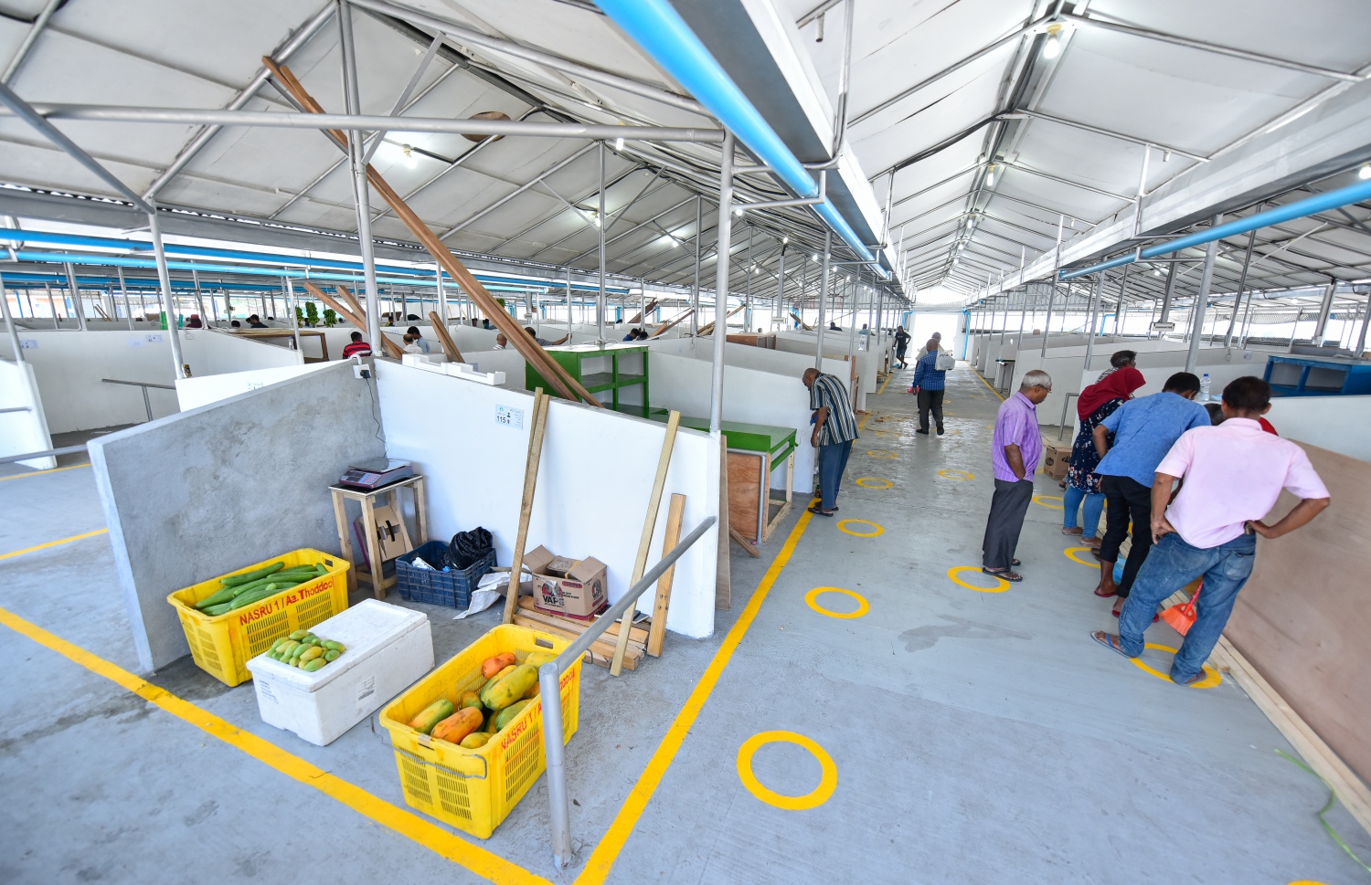 މާލެ- އޭޕްރިލް 13، 2020: ދަތުރުވެރިންގެ މާރުކޭޓުގެ ގޮޅިތަކުގެ މަސައްކަތް ކުރަނީ، ގޮޅި ލިބުނު ގިނަ މީހުން އަންނަނީ ގޮޅީގެ ޖާގަ ކުޑަވުމާއި ކުލީގެ އަގުބޮޑުވުމުގެ ސަބަބުން ފާޑު ކިޔަމުން--. ފޮޓޯ: އަހްމަދު އަވްޝަން/ މިހާރު