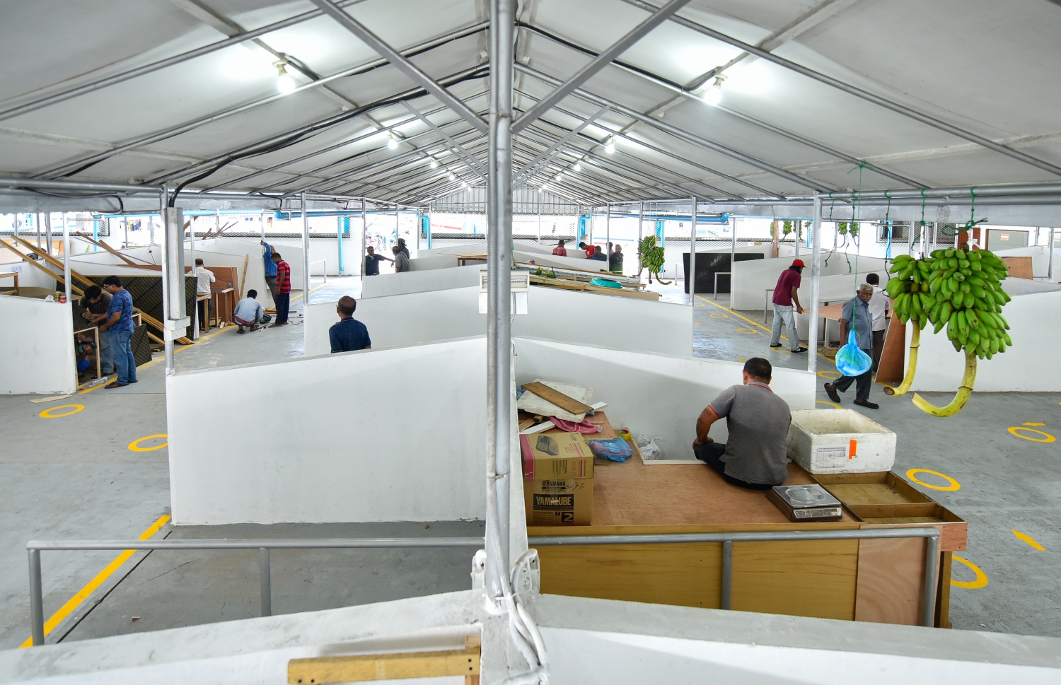 މާލެ- އޭޕްރިލް 13، 2020: ދަތުރުވެރިންގެ މާރުކޭޓުގެ ގޮޅިތަކުގެ މަސައްކަތް ކުރަނީ، ގޮޅި ލިބުނު ގިނަ މީހުން އަންނަނީ ގޮޅީގެ ޖާގަ ކުޑަވުމާއި ކުލީގެ އަގުބޮޑުވުމުގެ ސަބަބުން ފާޑު ކިޔަމުން--. ފޮޓޯ:އަހްމަދު އަވްޝަން/ މިހާރު