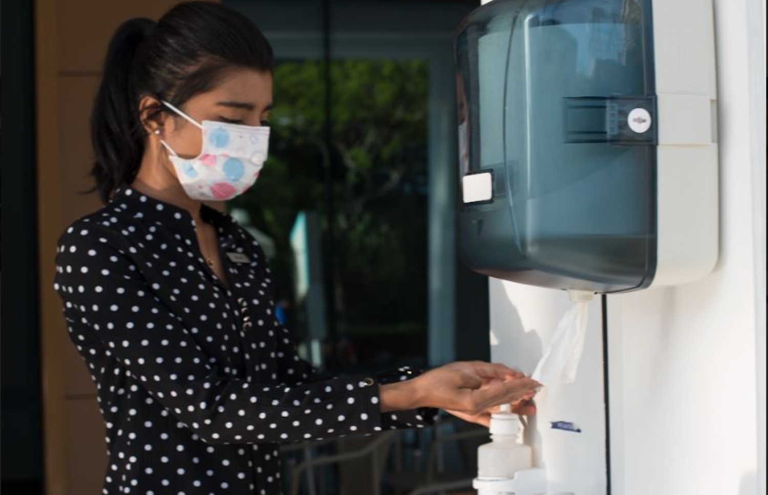 ޓްރީޓޮޕް ހޮސްޕިޓަލަށް ފަރުވާ ހޯދަން ދިޔަ މީހަކު ސެނަޓައިޒާ ބޭނުން ކުރަނީ-- ފޮޓޯ: ޓްރީޓޮޕް ހޮސްޕިޓަލް