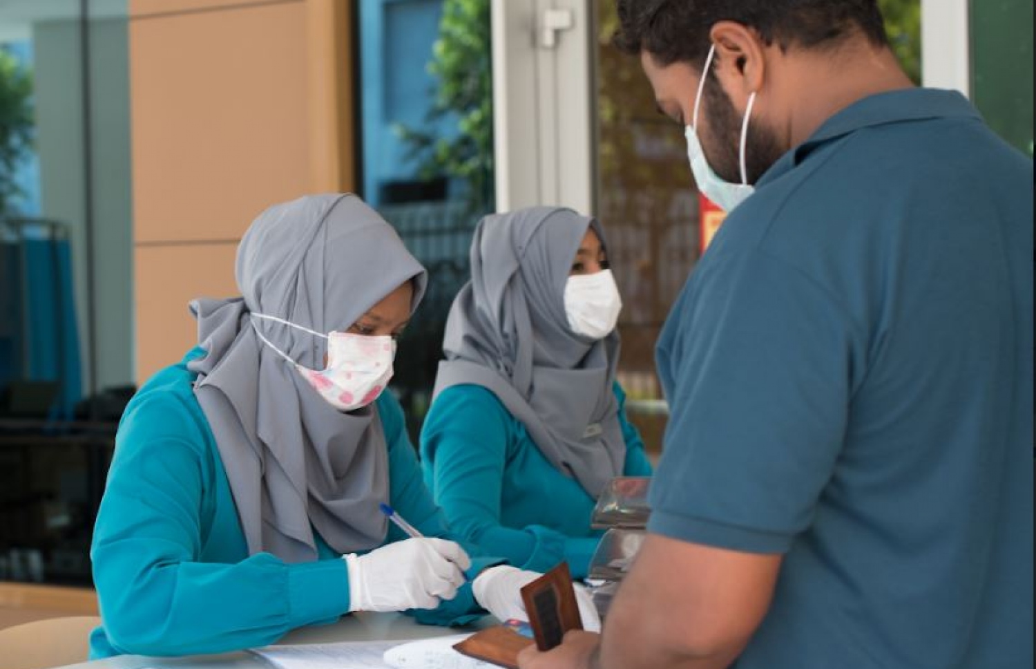 ޓްރީޓޮޕް ހޮސްޕިޓަލަށް ފަރުވާ ހޯދަން ދިޔަ ބަޔަކަށް ހިދުމަތް ދެނީ-- ފޮޓޯ: ޓްރީ ހޮސްޕިޓަލް