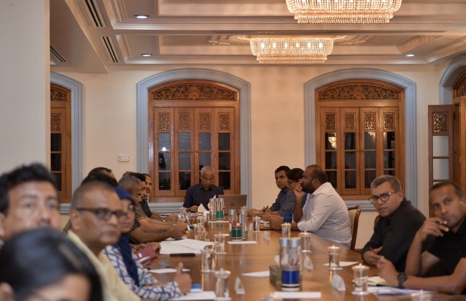 ކޮވިޑް-19 އާ ގުޅޭ ގޮތުން އުފައްދާފައިވާ ޖޮއިންޓް ޓާސްކްފޯހުން އިއްޔެ ރޭ މުލިއާގޭގައި ބޭއްވި ބައްދަލުވުމުގައި ބައިވެރިވެރިވެވަޑައިގެންނެވި ބައެއް ބޭފުޅުން.---ފޮޓޯ: ރައީސް އޮފީސް