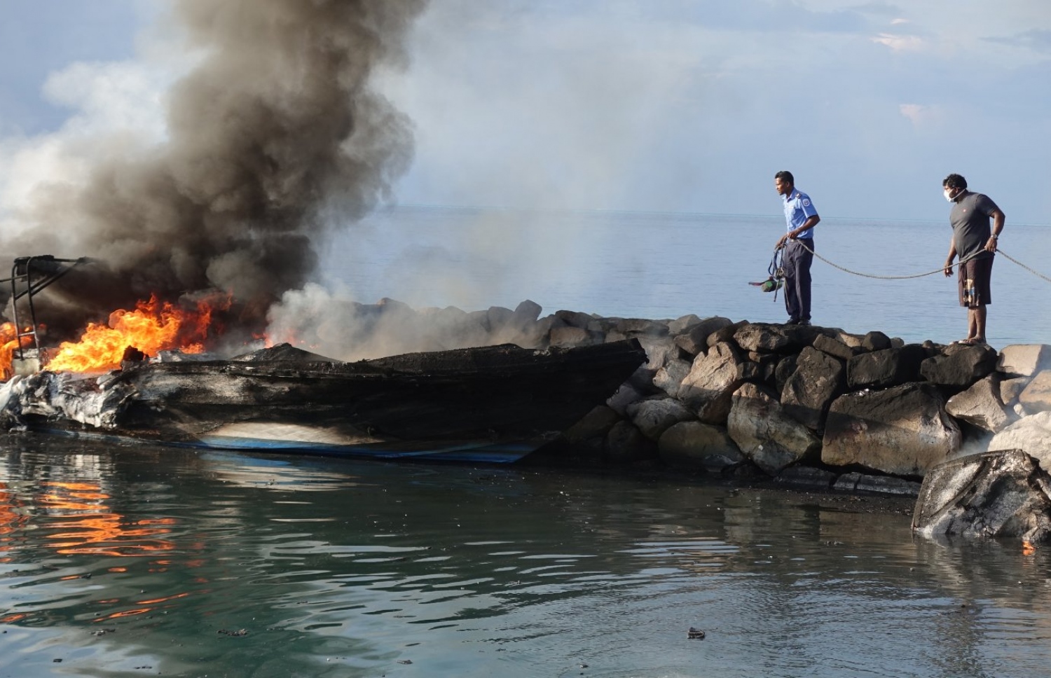 މަހިބަދޫ ބަނދަރުގައި އަޅާފައި އޮތް އުޅަނދުތަކުގައި ރޯވި އަލިފާންގަނޑު ނިއްވުމަށް ފުލުހަކު މިއަދު ހެނދުނު ހަރަކާތްރެރިވަނީ.---ފޮޓޯ: އެމްއެންޑީއެފް