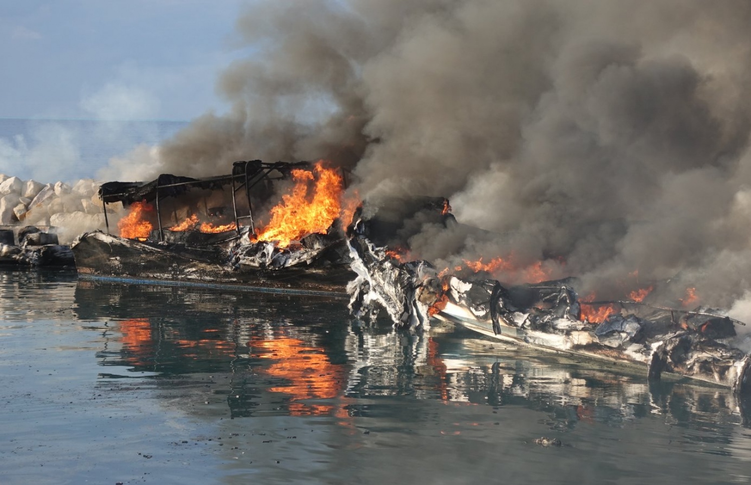 މަހިބަދޫ ބަނދަރުގައި އަޅާފައި އޮތް އުޅަނދުތަކުގައި ރޯވެ އަނދަނީ: މިއީ ބަދަލުހިފުމަށް ހިންގި އަމަލެއް ކަމަށް ފުލުހުން ވަނީ ބުނެފައި.---ފޮޓޯ: އެމްއެންޑީއެފް