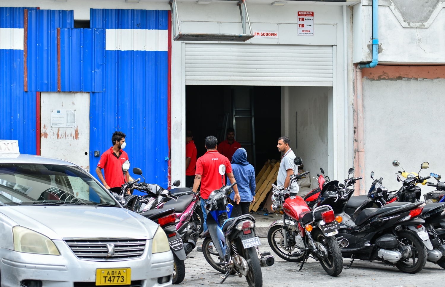 މާލެ: އޭޕްރިލް 15، 2020: މާލެތެރެއިން ފުރަތަމަ ފަހަރަށް ދިވެއްސަކު ކޮރޯނާވައިރަހަށް ޕޮޒިޓިވް ވުމާއި ގުޅިގެން ކުއްލި ގޮތަކަށް މާލެ ސަރަހައްދު 24 ގަޑިއިރަށް ބަންދުކުރުން.-- ފޮޓޯ: އަހުމަދު އަވްޝަން /މިހާރު