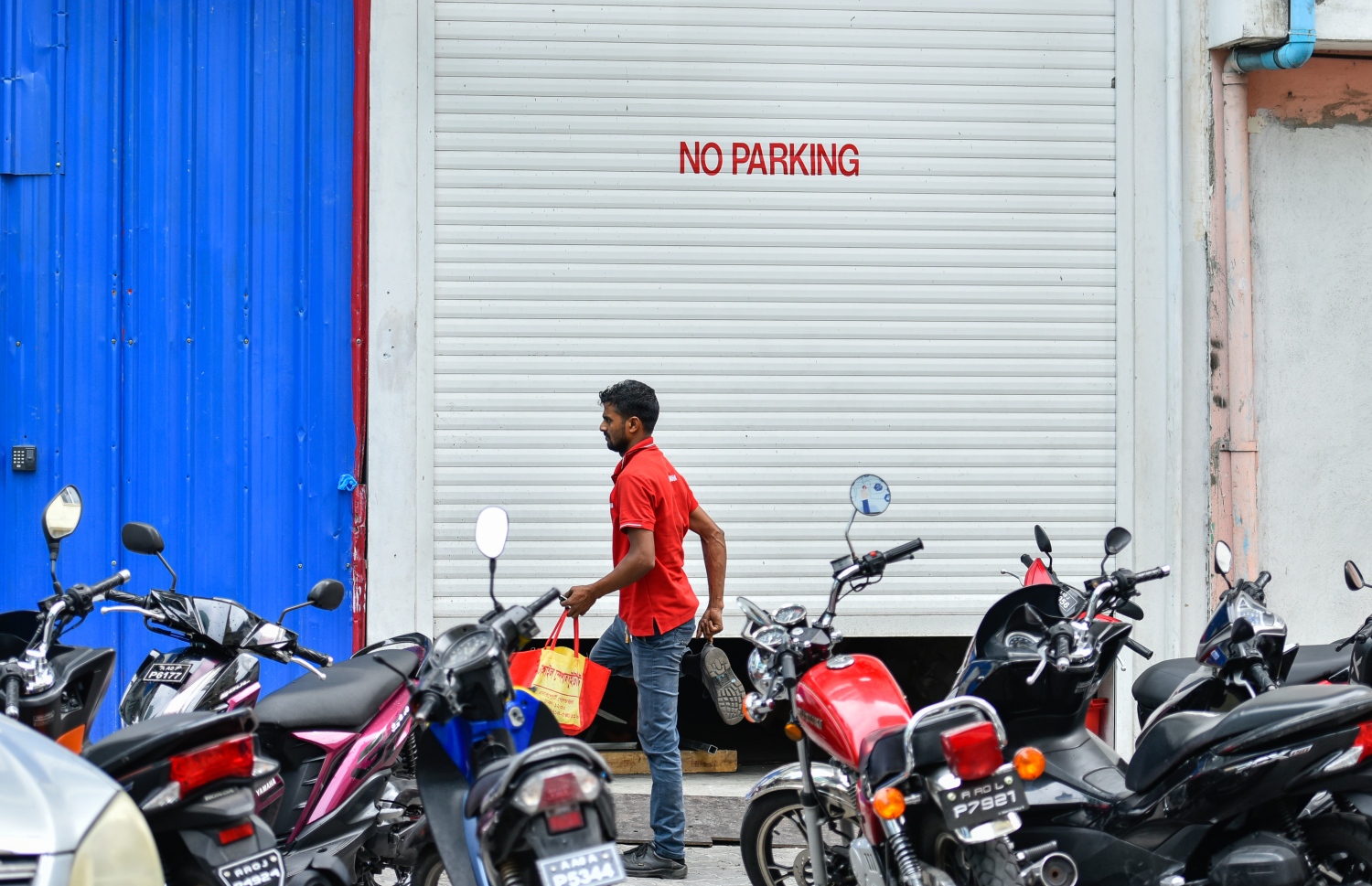 މާލެ: އޭޕްރިލް 15، 2020: މާލެތެރެއިން ފުރަތަމަ ފަހަރަށް ދިވެއްސަކު ކޮރޯނާވައިރަހަށް ޕޮޒިޓިވް ވުމާއި ގުޅިގެން ކުއްލި ގޮތަކަށް މާލެ ސަރަހައްދު 24 ގަޑިއިރަށް ބަންދުކުރުން.-- ފޮޓޯ: އަހުމަދު އަވްޝަން /މިހާރު