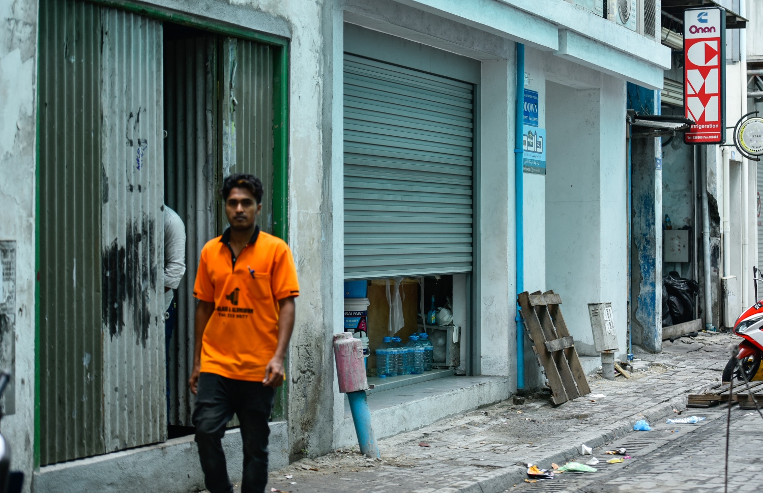 މާލެ: އޭޕްރިލް 15، 2020: މާލެތެރެއިން ފުރަތަމަ ފަހަރަށް ދިވެއްސަކު ކޮރޯނާވައިރަހަށް ޕޮޒިޓިވް ވުމާއި ގުޅިގެން ކުއްލި ގޮތަކަށް މާލެ ސަރަހައްދު 24 ގަޑިއިރަށް ބަންދުކުރުން.-- ފޮޓޯ: އަހުމަދު އަވްޝަން /މިހާރު