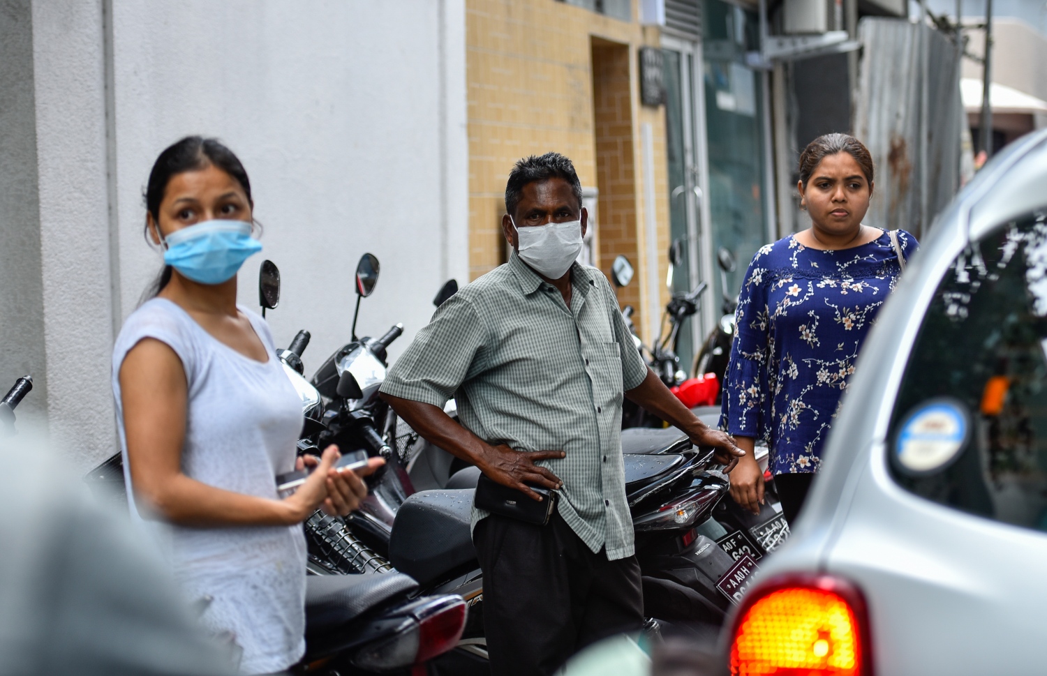 މާލެ: އޭޕްރިލް 15، 2020: މާލެތެރެއިން ފުރަތަމަ ފަހަރަށް ދިވެއްސަކު ކޮރޯނާވައިރަހަށް ޕޮޒިޓިވް ވުމާއި ގުޅިގެން ކުއްލި ގޮތަކަށް މާލެ ސަރަހައްދު 24 ގަޑިއިރަށް ބަންދުކުރުން.-- ފޮޓޯ: އަހުމަދު އަވްޝަން /މިހާރު